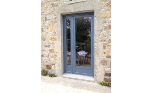 Porte-fenêtre en aluminium bicolore Bleu Métallique Givré / Blanc.